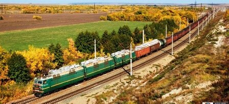 тяжеловесный поезд ведет электровоз из трех секций